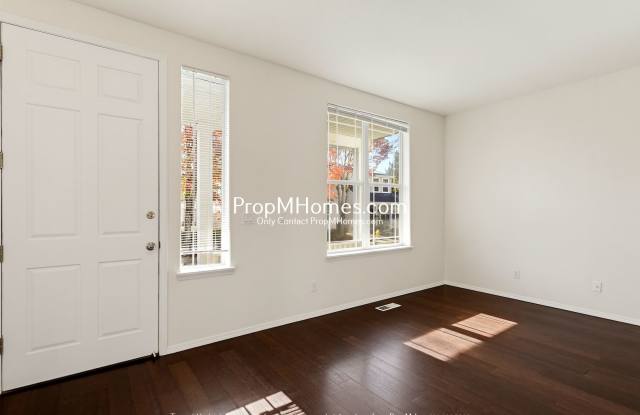 Wilsonville 4BR/2.5BA Home with Gas Fireplace, Hardwoods & Granite Island! Gallery 3