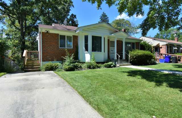 Fantastic 4 Bedroom, 3 Full Bathroom, Close in Bethesda Home! Gallery 3