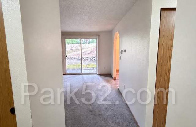 1/2 Off First Full Month's Rent! Lower Level 2 Bedroom 1 Bathroom Apartment Gallery 3