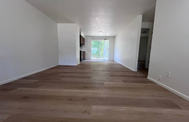Charming Troutdale Duplex with Garage, Washer & Dryer, and Fenced Backyard! Gallery 4