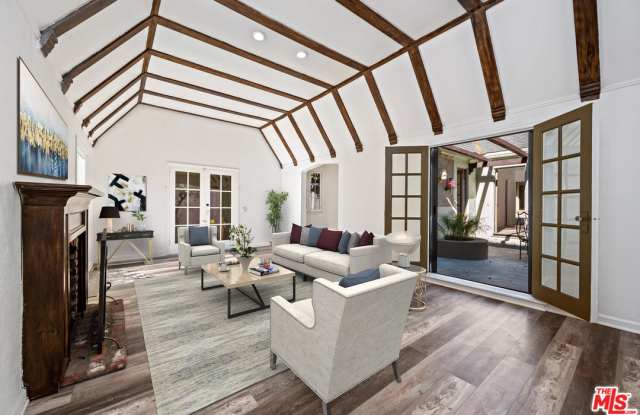 8557 W West Knoll Dr Gallery 2