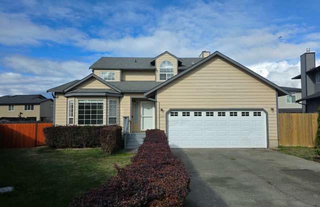 DesMoines home, 3 bed 2.5 bath home with 2 car garage. Available NOW!! Gallery 1