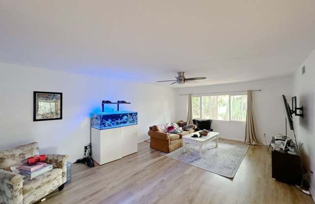 Beautiful, Renovated 4 Bedroom, 2 Bathroom House in the Fifth Avenue Neighborhood photos photos