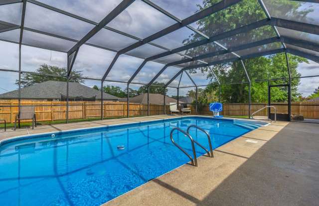 4 Bedroom with a pool in Crestview!!! Gallery 1
