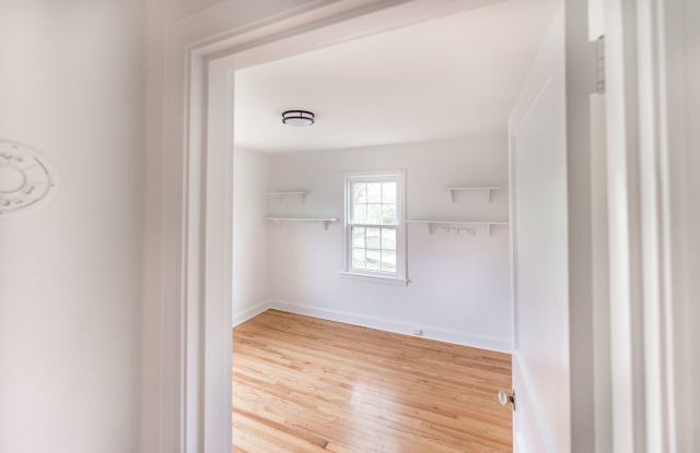 COMING SOON! Charming 3 bedroom 1 bathroom for rent! photos photos