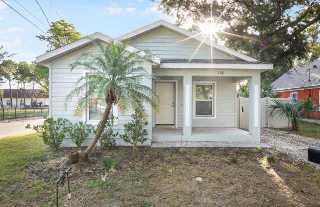 Charming Bungalow Across from Love Park – 4BR, 2BA in the Heart of Bradenton, Voucher Accepted! photos photos
