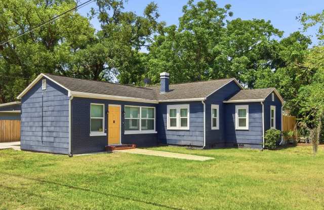 Charming 2-Bedroom, 2-Bath Seminole Heights Home on large corner lot! photos photos Charming 2-Bedroom, 2-Bath Seminole Heights Home on large corner lot! photos photos
