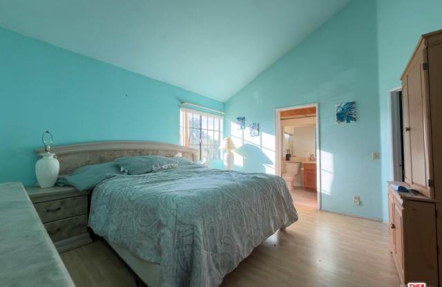 19620 Wyandotte Street Gallery 1
