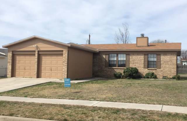 Move in ready! 3 Bedroom, 2 Bath, 2 Car Garage Home Gallery 1