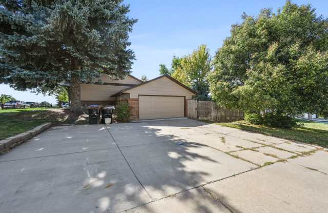 Amazing Arvada Upstairs Duplex Available Now! **Move-In Special** - 6535 Dover Street, Arvada, CO 80004
