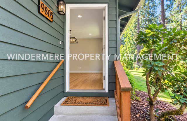 Sunny and Open Rambler in Natural Setting, Fully Fenced Large yard, Additional office space Gallery 3