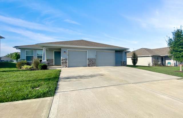 Stunning Renovated Duplex | 3BR/2BA Dream Home in Prime Location - 108 SW Rose St, Blue Springs, MO 64014