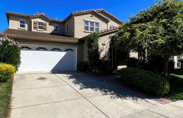 5 Bedrooms/4 Bathroom Elk Grove Home - 6804 Sao Tiago Way, Elk Grove, CA 95757