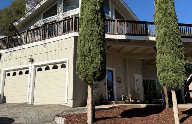 Live in the trees! Full Solar! Great home in Lake of the Pines! Gallery 1