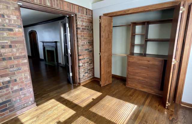 6152 Rockhill Road Gallery 2