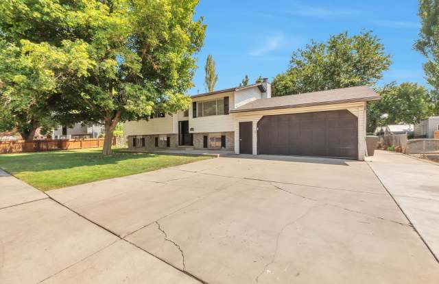REALLY NICE!! Remodeled 6 bed w 2 car + RV pad Gallery 1