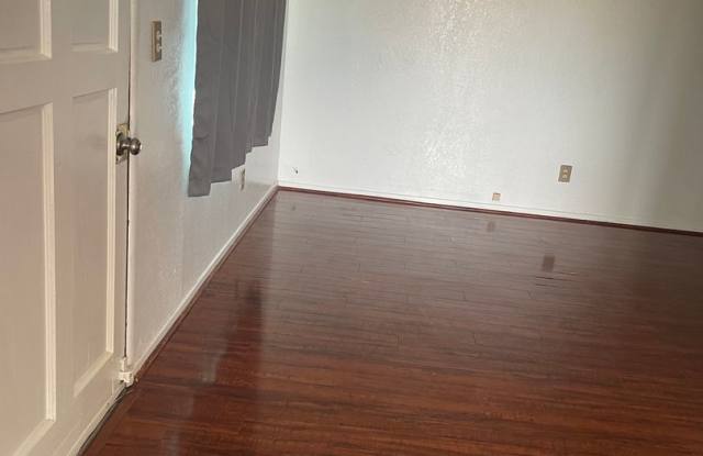 Three Bedroom Looking for a family photos photos