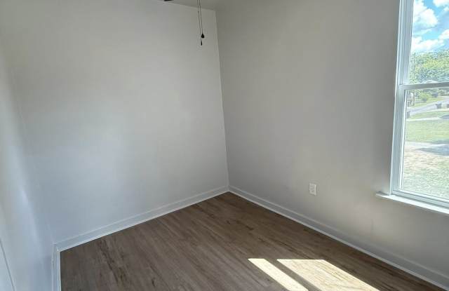 154 Luck Avenue - 1/2 Gallery 4