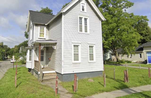 Large Single Family House Available Soon 3 Bed 1.5 Bath close to 490 photos photos