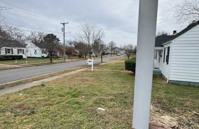 3 bed house in Church Hill! Enjoy big yard, great location, hardwoods, central Ac, and laundry! Gallery 3