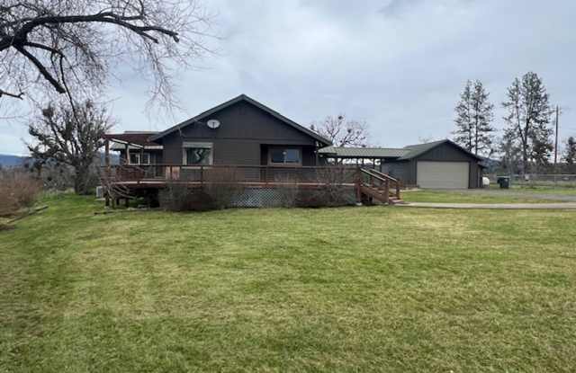 PRIVATE COUNTRY RETREAT WITH A POOL & ACREAGE A 4-H & FFA DREAM Gallery 1