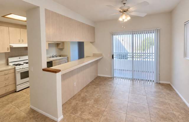 Three Bedroom Townhouse in Pacific Beach - Garage Parking - Remodeled Gallery 4