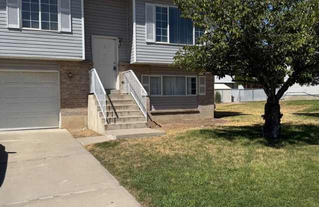 Clearfield 4 bedroom, 3 bathroom home. Big 2 car garage. photos photos