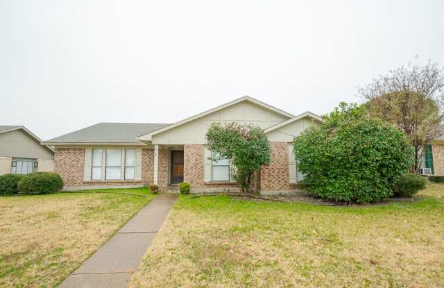 Beautifully crafted 3-2-2 in Plano! Laminate Wood Flooring Throughout! - 816 Whitehall Drive, Plano, TX 75023