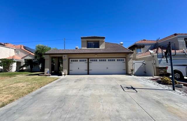Spacious 5 Bedroom Home in Menifee Lakes with a 3 Car Garage for Lease! - 30056 Vía Amante, Menifee, CA 92584