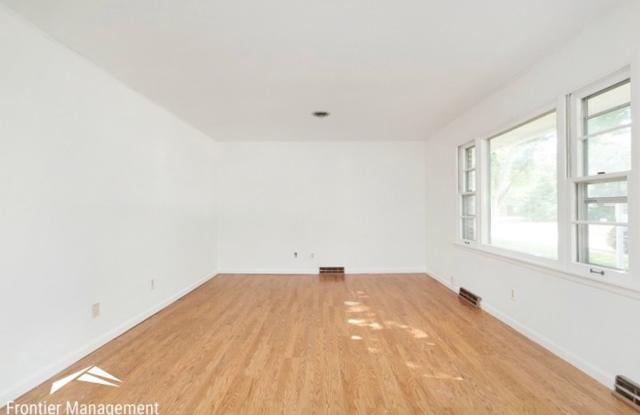 Awesome 3 bedroom home located in a quiet family neighborhood close to to K-State, schools, and shopping! Gallery 4