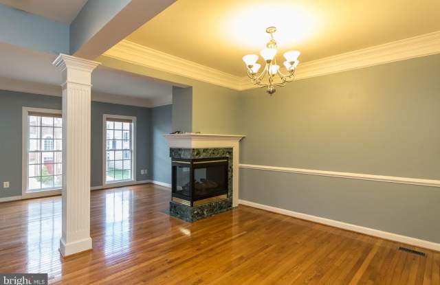 41783 EXPECTATION SQUARE Gallery 4