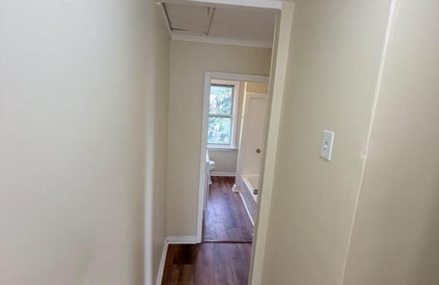 302 North Bromley Avenue Gallery 4