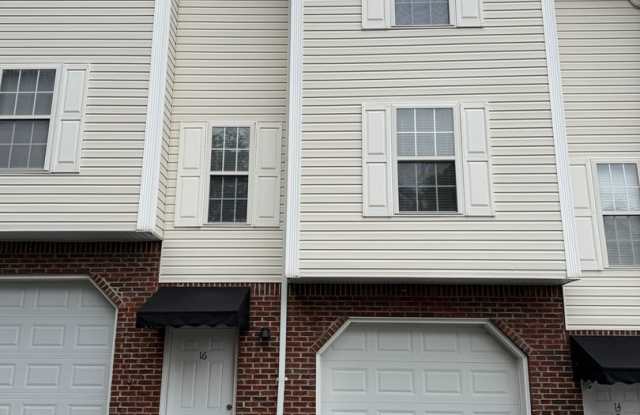 Spacious 2-Bedroom Townhouse with Garage Gallery 1