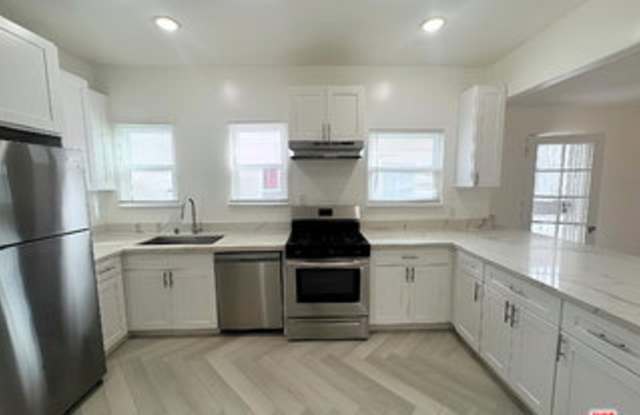 126 North Hamilton Drive - 126 North Hamilton Drive, Beverly Hills, CA 90211