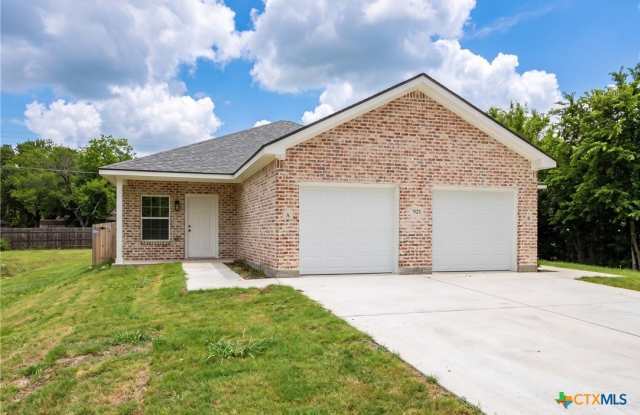 921 Ashwood Drive Gallery 1