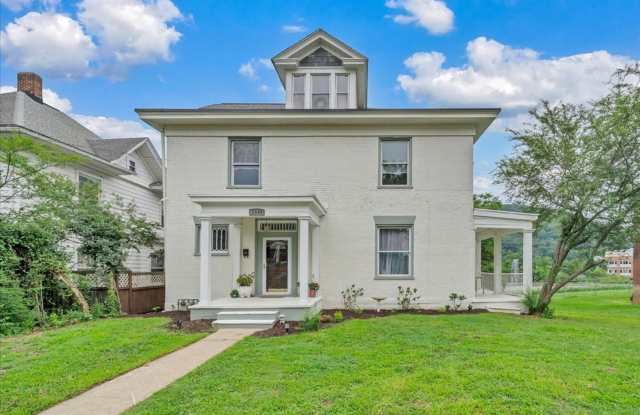 Spacious 5BR House in Roanoke Gallery 1