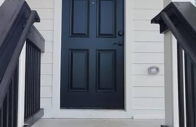 Beautiful Studio Near Sorority Row! Gallery 4