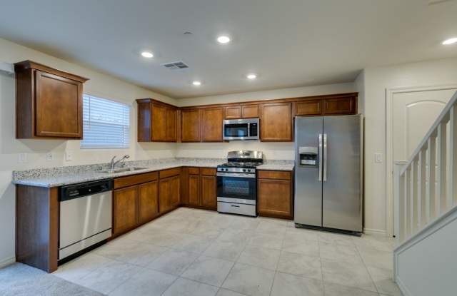 GORGEOUS TOWNHOME*UPGRADED*ALL APPLIANCES*GATE COMMUNITY W/ COMMUNITY POOL/SPA* photos photos