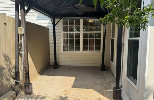 freshly paint 3 bed 2 bath townhome Gallery 4