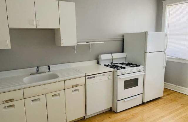 1903 W Argyle St Apt 2 Gallery 3