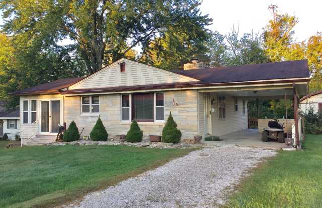 **August 2027** Newly Remodeled Home with Large Backyard & Sunroom!! 3 Bed, 1 Bath!! Gallery 2