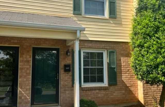 2 Bedroom Townhome in Grandin/Raleigh Court Area - 1817 Bluemont Avenue Southwest, Roanoke, VA 24015