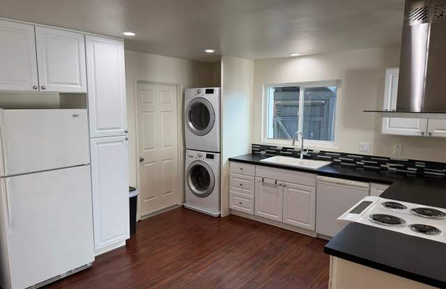 Beverly Green Large Home with Pool and In-Law Unit Gallery 3