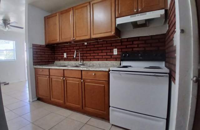2/1 units, Multi fam unit in Tampa near local amenities photos photos