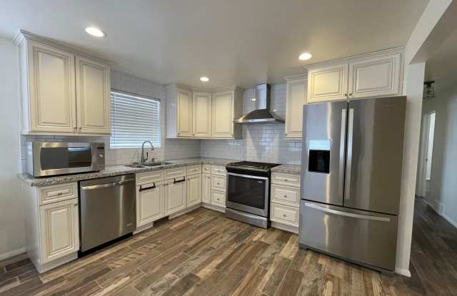 Charming 2 Bed 2 bathroom home with tons of storage space! photos photos