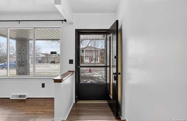 2995 Groves Drive Gallery 2