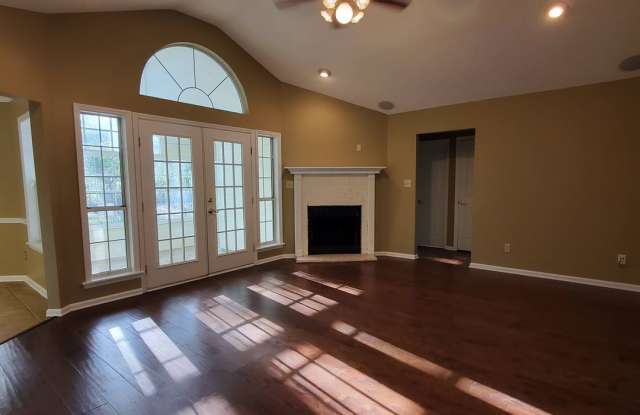 Charming 3-Bedroom Home in Wood Valley Subdivision - Valdosta, GA- Fenced in Back Yard Gallery 3