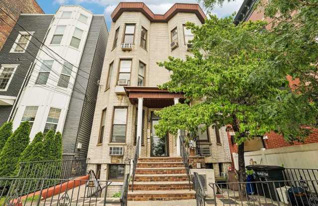 82 MANHATTAN AVE photos photos