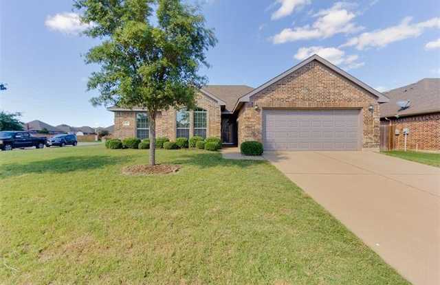 109 Sports Row - 109 Sports Row, Waxahachie, TX 75165