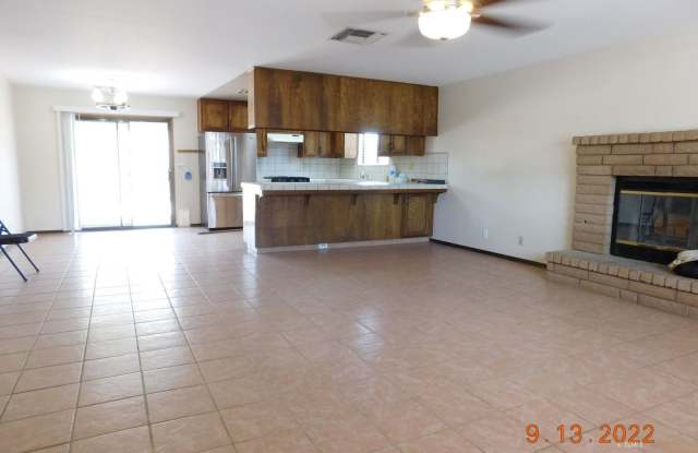 Charming 3-Bedroom Home with Garage & Appliances Included in Ridgecrest Gallery 4